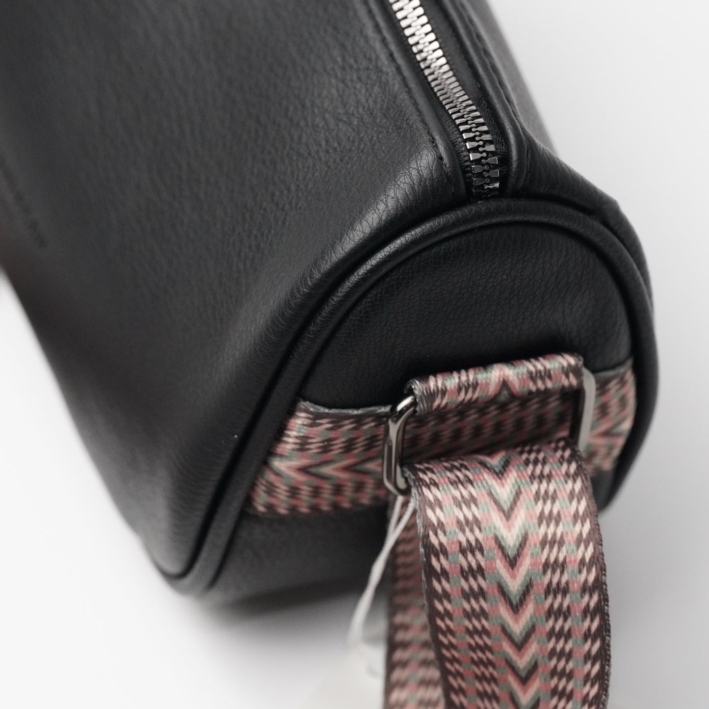 حقيبة كنغار اسود عالي الدقة