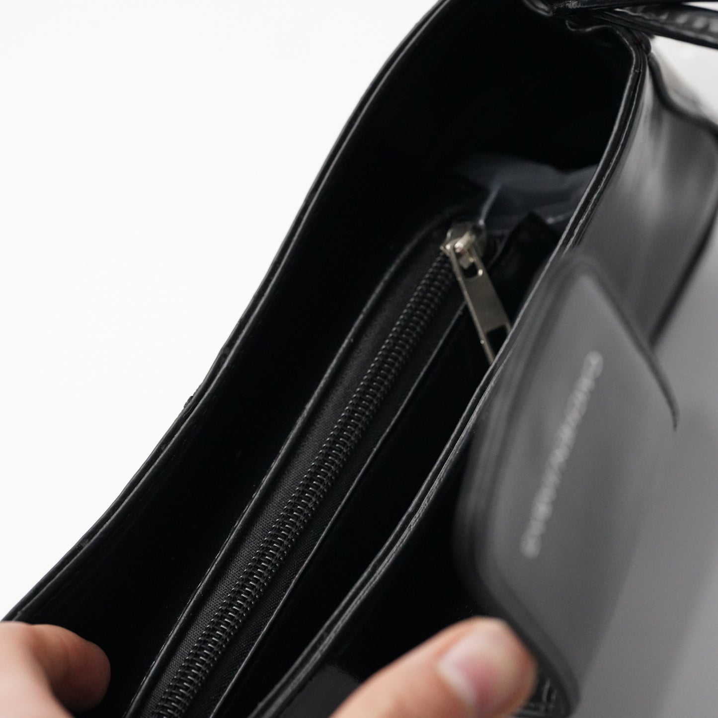 حقيبة جلد ناعم اسود