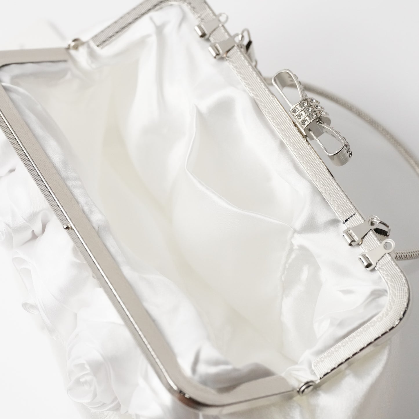 حقيبة سهرة الورد الابيض