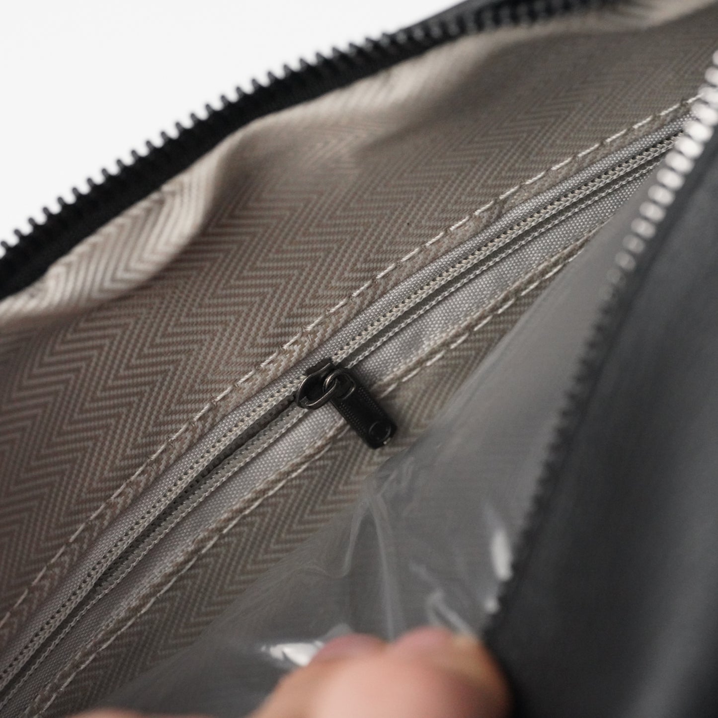 حقيبة كنغار اسود عالي الدقة