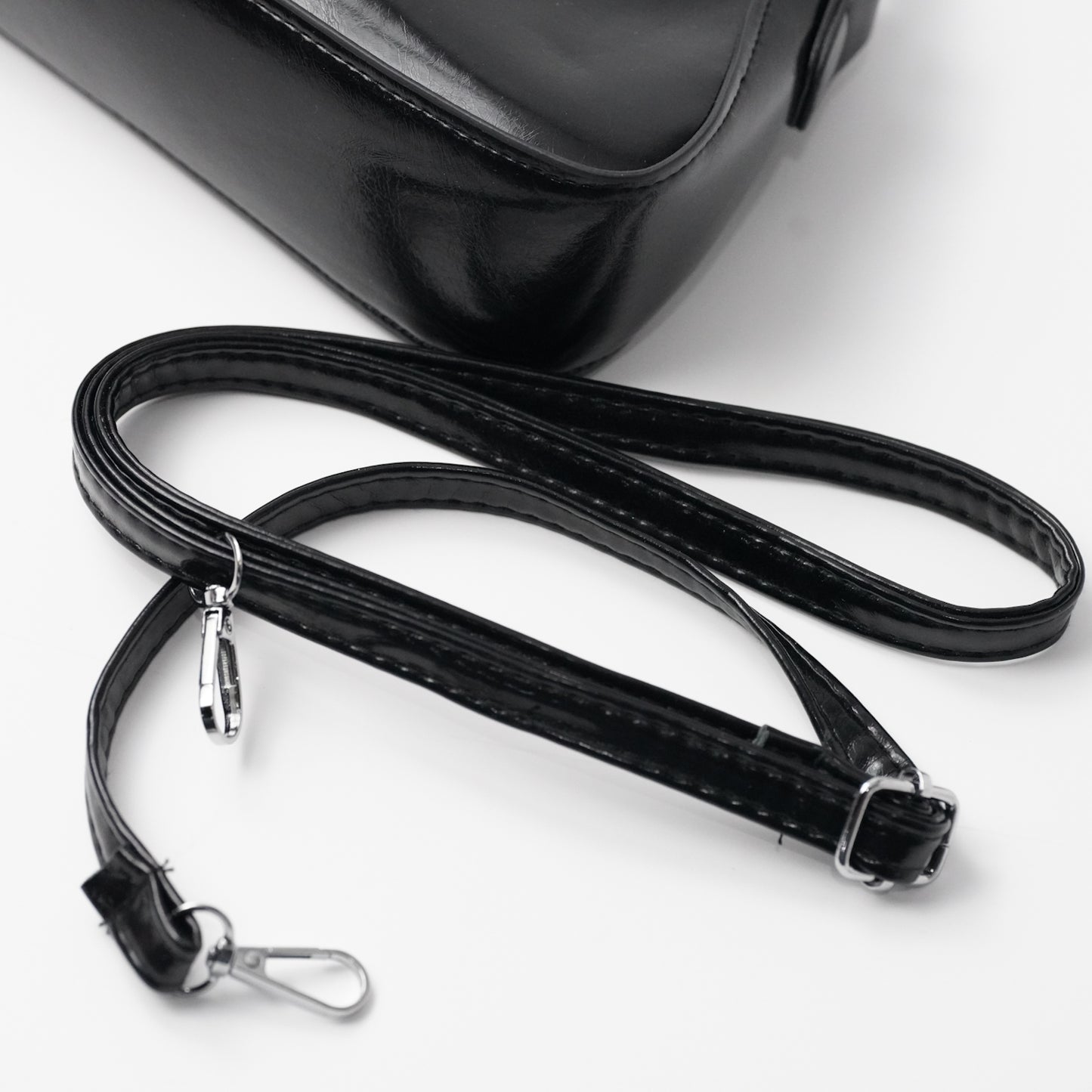 حقيبة جلد ناعم اسود