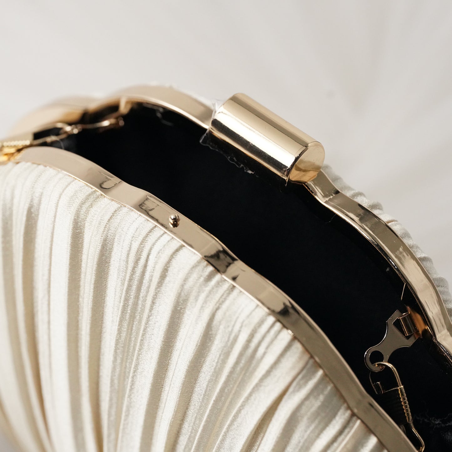 حقيبة سهرة الصدفة الذهبية