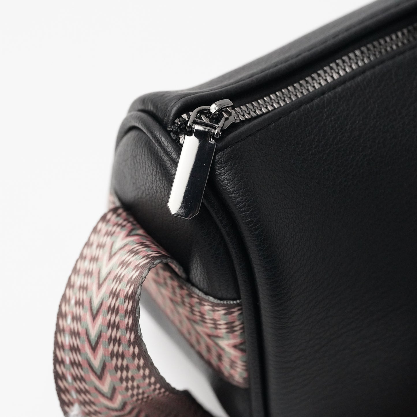 حقيبة كنغار اسود عالي الدقة